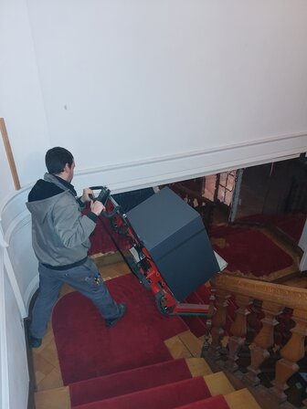 Kluis transporteren via de trap met een trappenloper